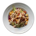 Ensalada César con lechuga, tomate, trozos de pechuga de pollo, croutons y salsa César.