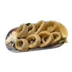 Calamares a la romana crujientes, acompañados de limón y salsa.