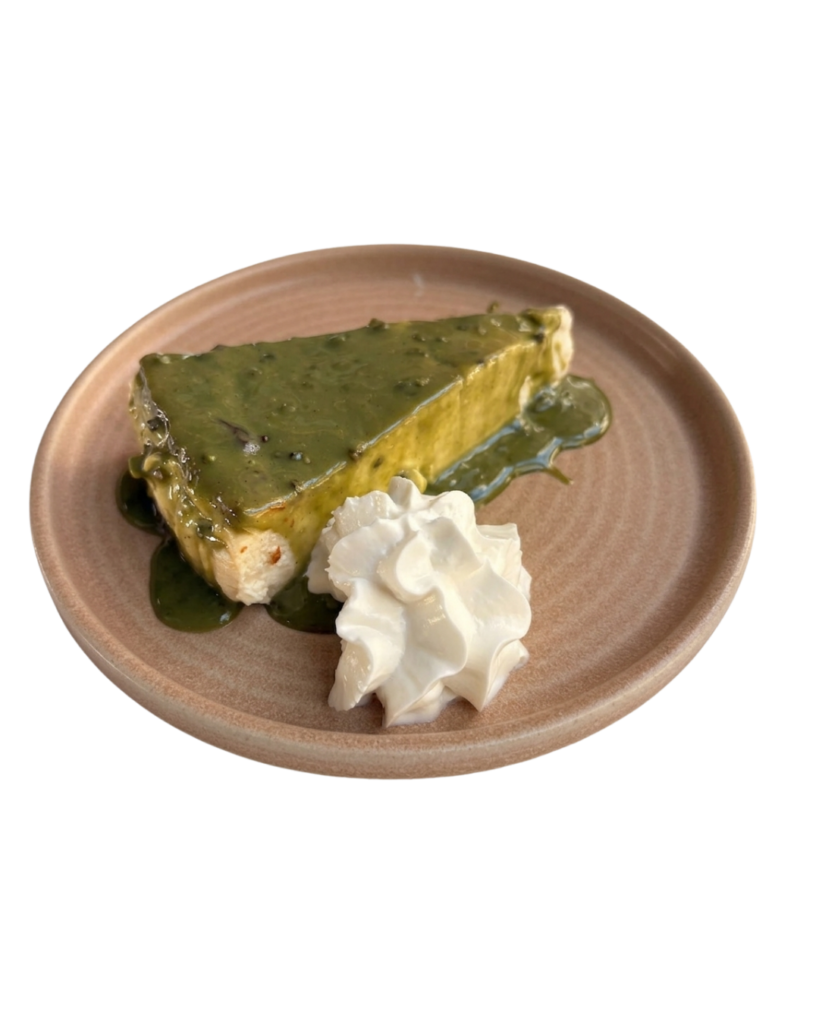 Cheesecake New York con crema de pistacho y nata.