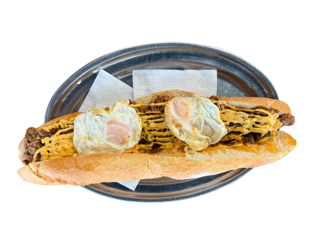 Figa Tatia con pulled pork, cebolla caramelizada, cheddar y huevo frito.