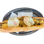 Figa Tatia con pulled pork, cebolla caramelizada, cheddar y huevo frito.