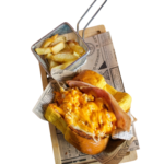 Sándwich Fundido con crema de queso camembert, huevos revueltos, pavo, york, queso cheddar fundido y queso edam.