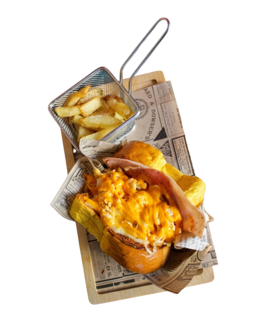 Sándwich Fundido con crema de queso camembert, huevos revueltos, pavo, york, queso cheddar fundido y queso edam.