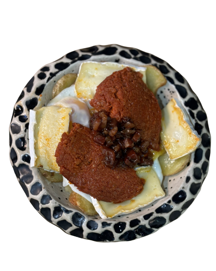 Huevos rotos con sobrasada de Mallorca, queso brie y mermelada de bacon.