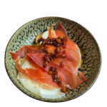 Huevos rotos trufados con jamón de Teruel y patatas a lo pobre.