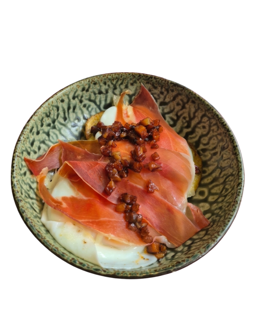 Huevos rotos trufados con jamón de Teruel y patatas a lo pobre.