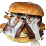 Hamburguesa La Chicken Crispy con pollo crujiente, queso roquefort, bacon, y lechuga.