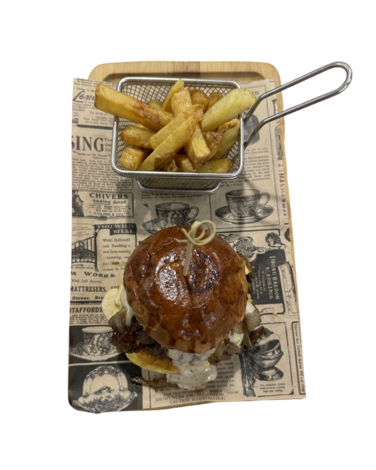 Hamburguesa La Tartufo con carne de chuletón de buey madurado, queso cheddar, salsa boletus y cebolla caramelizada.