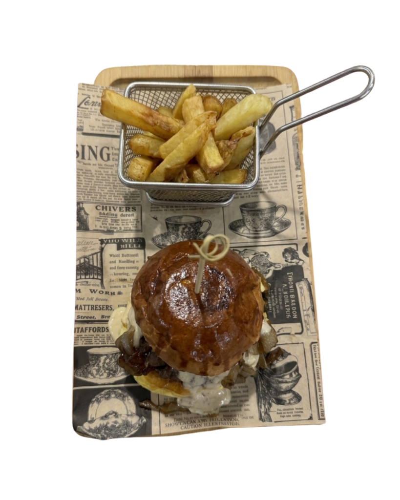 Hamburguesa La Tartufo con carne de chuletón de buey madurado, queso cheddar, salsa boletus y cebolla caramelizada.