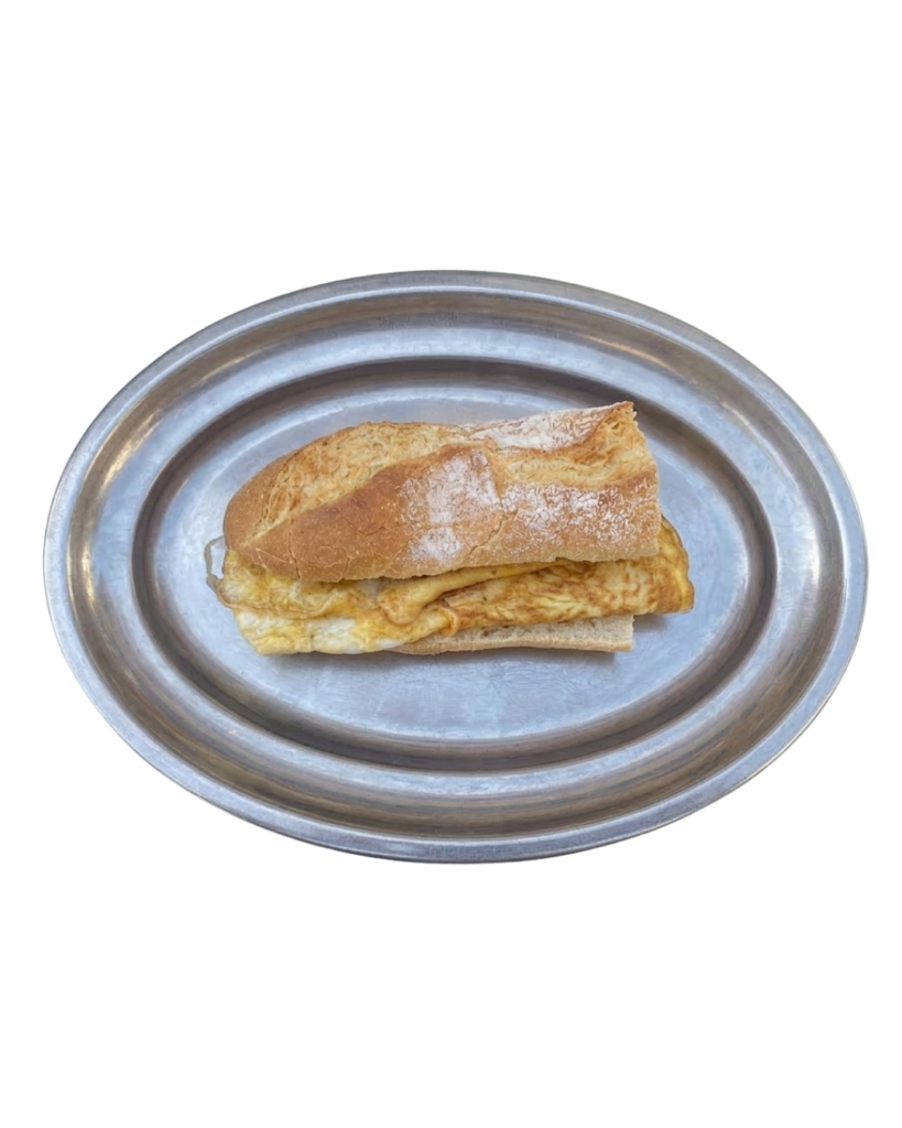 Bocadillo Mallorquín con tortilla francesa y sobrasada, servido en pan crujiente.