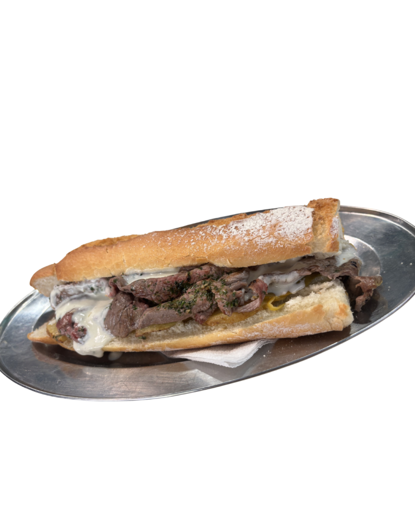 Bocadillo de pechuga a la plancha con crema de queso camembert, berenjena asada y aceite de trufa.