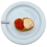 Pan tostado con tomate y alioli.