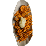 Patatas bravas vintage con salsa picante y mayonesa.