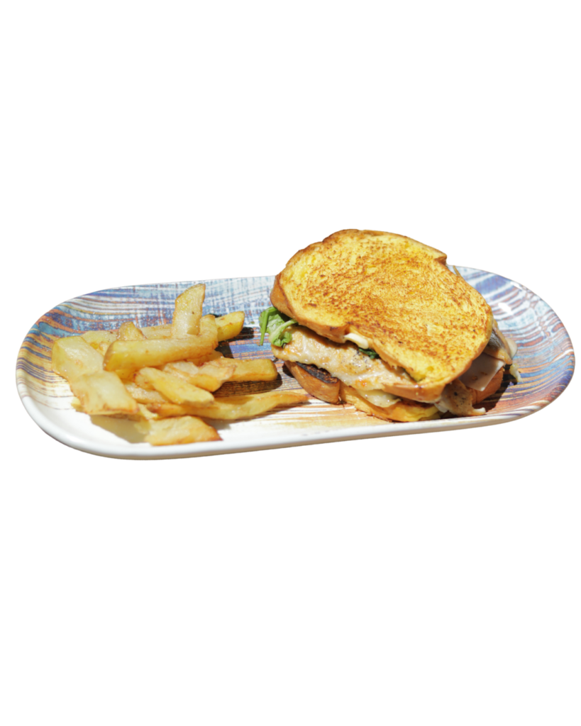 Sándwich de pollo a la plancha con lechuga, tomate y mayonesa, acompañado de patatas fritas.