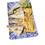 Quesadilla Santa Fe con pechuga de pollo, queso Cheddar, queso de cabra, guacamole y salsa.