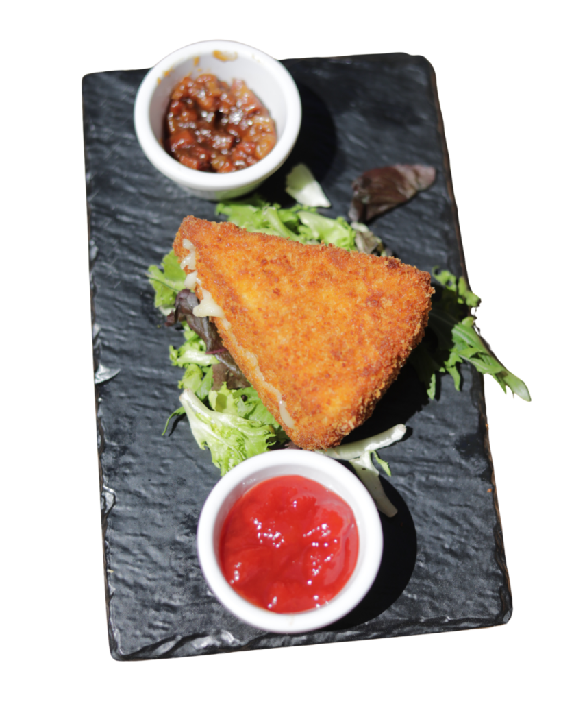 Queso brie francés con mermelada de bacon y mermelada de tomate, acompañado de salsas.