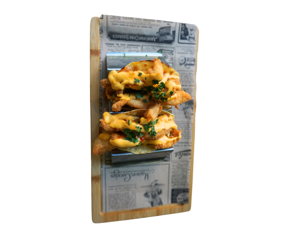 Tacos de Pollito Pio (2 uds.) con pollo rebozado, guacamole, cilantro, salsa thay y cheddar fundido.