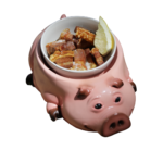 Torrezno de Soria en cuenco de cerámica en forma de cerdo, con lima.