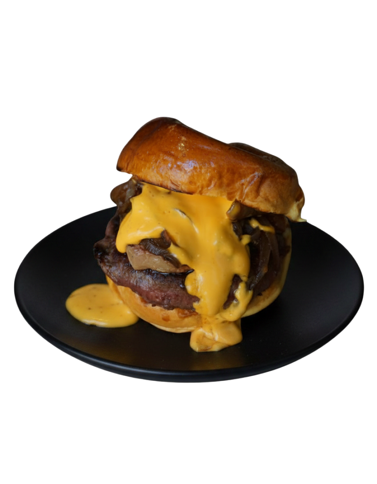 Hamburguesa La de Foie con carne de chuletón de buey madurado, foie fresco a la plancha, cebolla caramelizada y cascada de cheddar fundido, acompañada de patatas fritas.