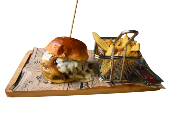 Hamburguesa Manhattan con 200gr de carne de vaca rubia, salsa roquefort, cebolla pochada al teriyaki, queso americano, acompañada de patatas fritas crujientes.