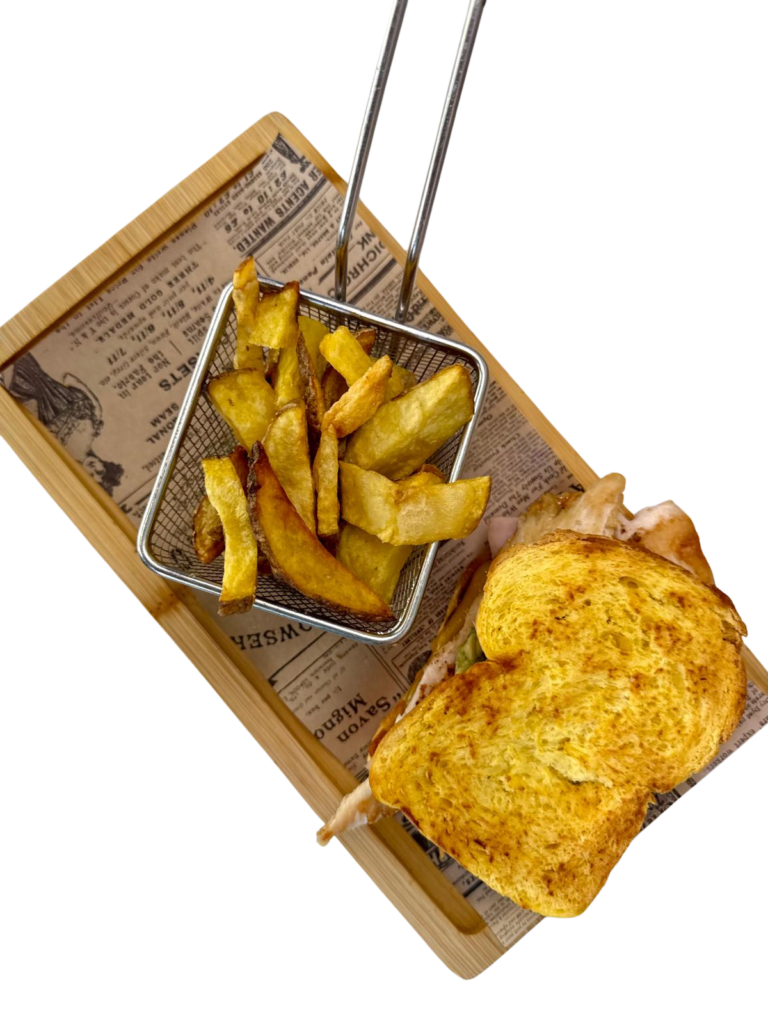 Guacamole Grillet con pechuga de pollo a la plancha, queso cheddar fundido y pavo, acompañado de patatas fritas crujientes.